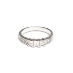 Anel Baguete _ 3 diamantes centrais _ Aro 15 _ R$ 42222