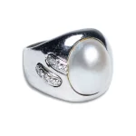 Anel com Pérola Central e 2 Micros Diamantes _ R$ 32222